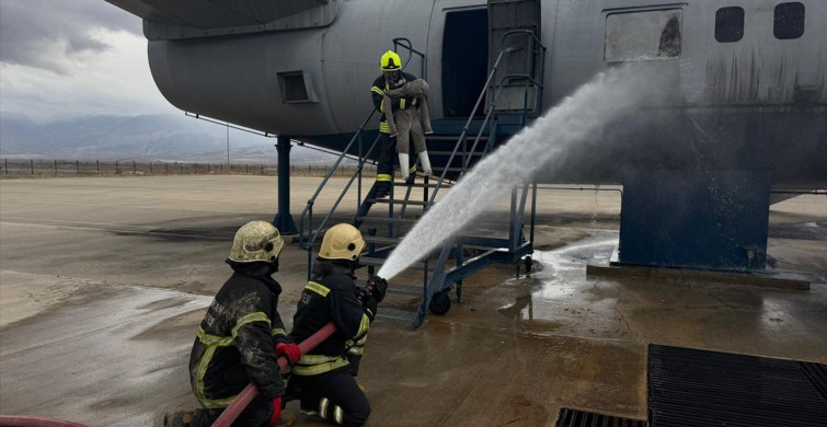Erzincan Havalimanı'nda Uçak Yangın Tatbikatı Gerçekleştirildi