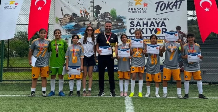 Erzincan kız futbol takımı Anadolu yıldızlar ligi'nde şampiyon oldu
