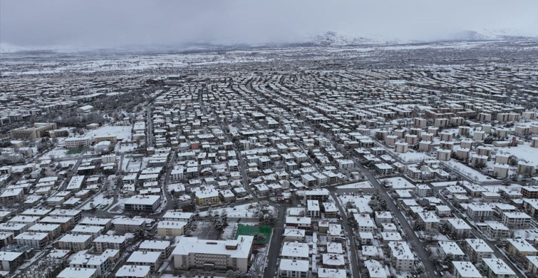Erzincan ve Ağrı'da Kar Yağışı Etkili Oldu