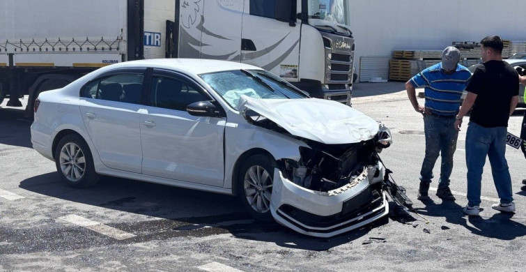 Erzincan'da 3 aracın karıştığı trafik kazası güvenlik kamerasına yansıdı