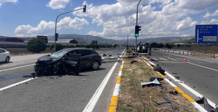Erzincan'da 5 kişinin yaralandığı trafik kazası kameraya yansıdı