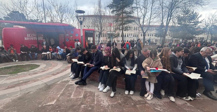 Erzincan'da Açık Havada Kitap Okuma Etkinliği