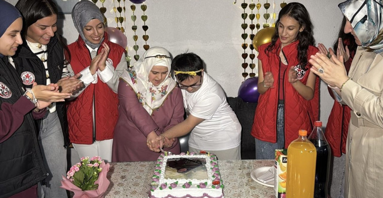 Erzincan'da Down Sendromlu Sümeyra'ya Doğum Günü Sürprizi