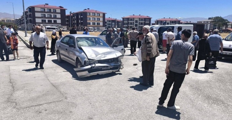 Erzincan'da kamyonet ile otomobil çarpıştı, maddi hasar oluştu