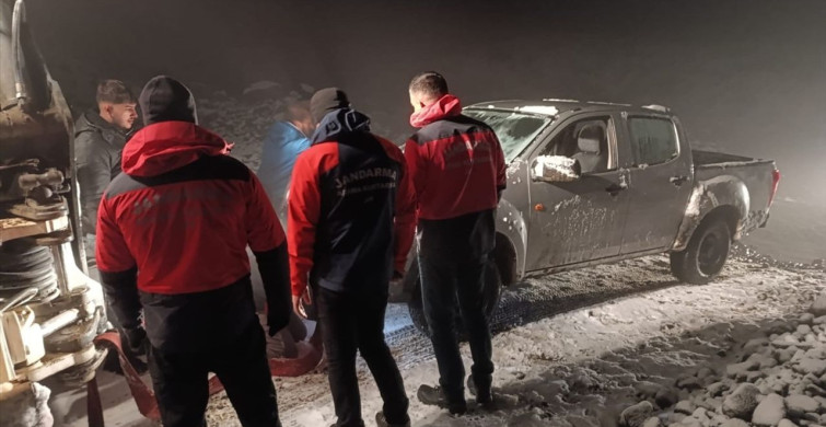 Erzincan'da Kar Manevraları: JAK Ekibi 4 Kişiyi Kurtardı
