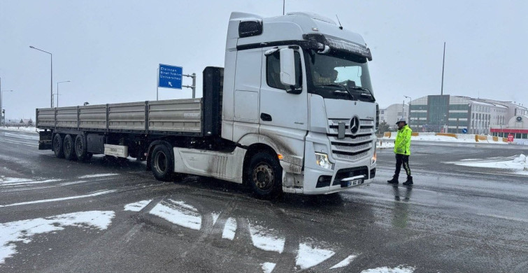 Erzincan'da Kar Sebebiyle Trafik Sorunu