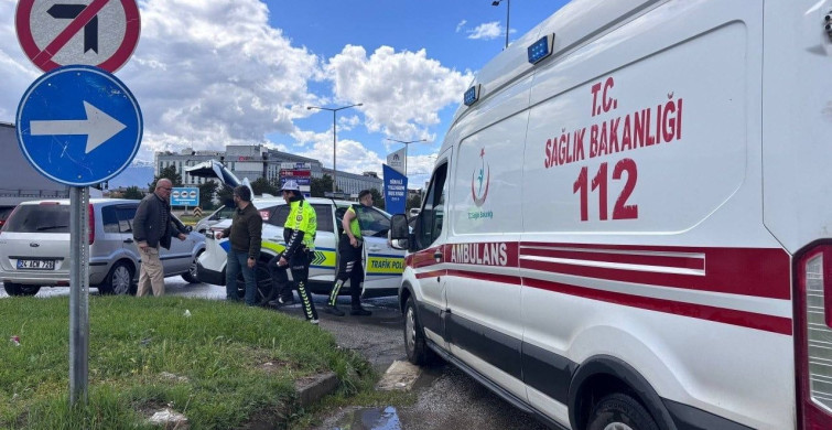 Erzincan'da Kavşakta Trafik Kazası: 3 Yaralı