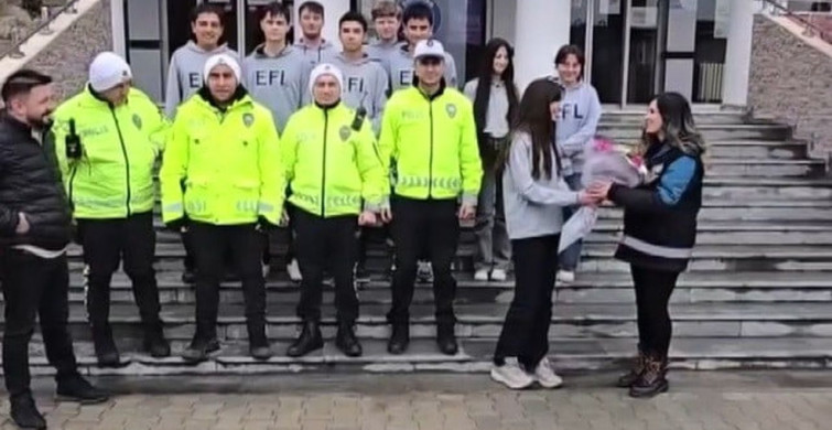 Erzincan'da Öğrencilerden Polis Ekiplerine Sürpriz Kutlama