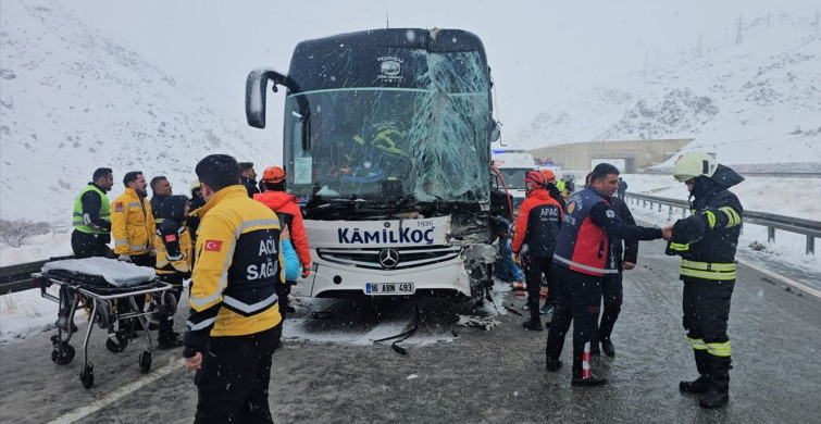 Erzincan'da Otobüs Tıra Çarptı, 3 Yaralı