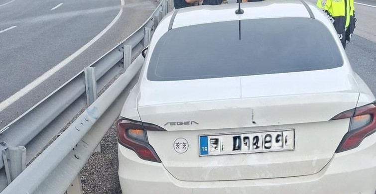 Erzincan'da Otomobil Bariyeri Aştı