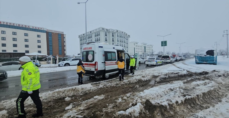 Erzincan'da Polis Aracı Devrildi, 2 Memur Yaralandı