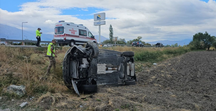 Erzincan'da Takla Atan Araçta İki Kişi Kurtarıldı