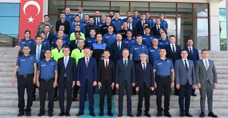 Erzincan'da terfi eden emniyet personeline yeni rütbeleri takıldı