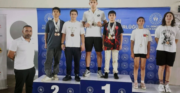 Erzincanlı yüzücüler analig bölge müsabakalarından 12 madalyayla döndü