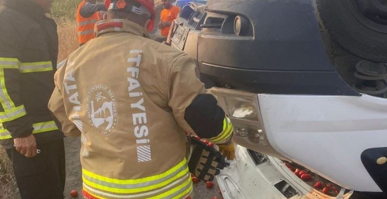 Erzin’de domates yüklü kamyonet takla attı: 2 yaralı