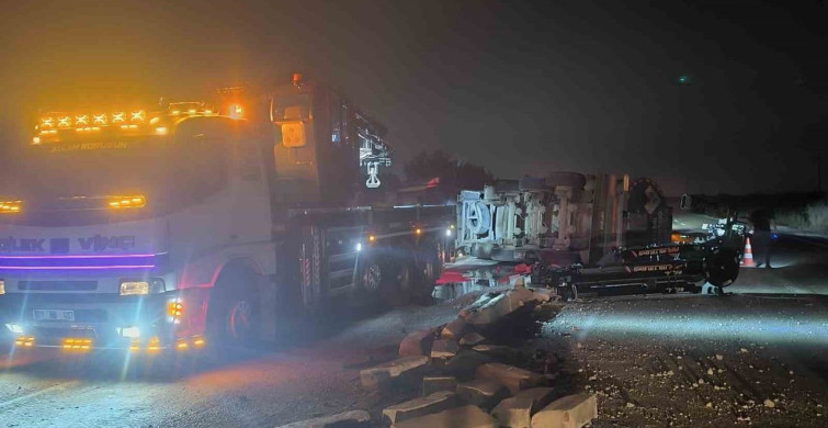 Erzin'de yakıt yüklü tanker devrildi
