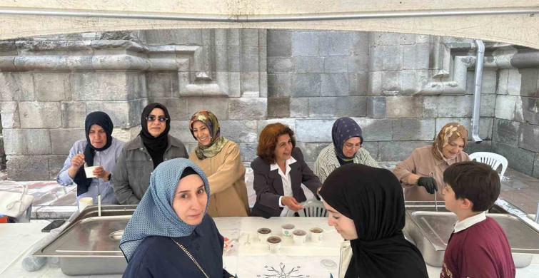 Erzurum Kent Konseyi kadın meclisi’nden çifte minareli medrese önünde aşure ikramı