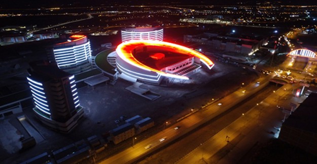 Erzurum Şehir Hastanesi'nin Işıkları 15 Temmuz Şehitleri İçin Yandı