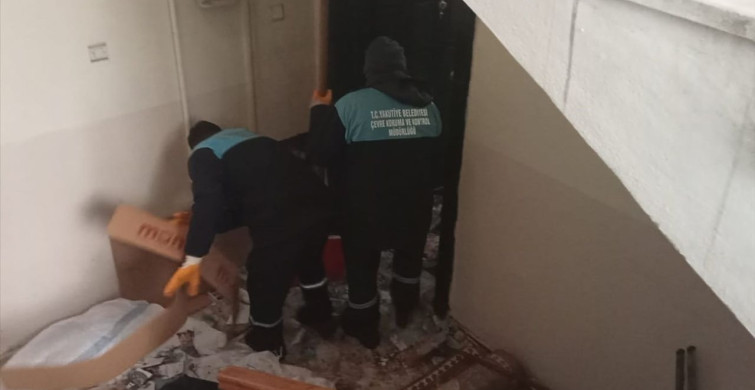 Erzurum'da 20 Ton Çöple Dolu Ev Boşaltıldı