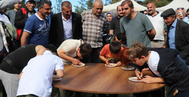 Erzurum'da 6. geleneksel karnavas dut pekmezi festivali yapıldı
