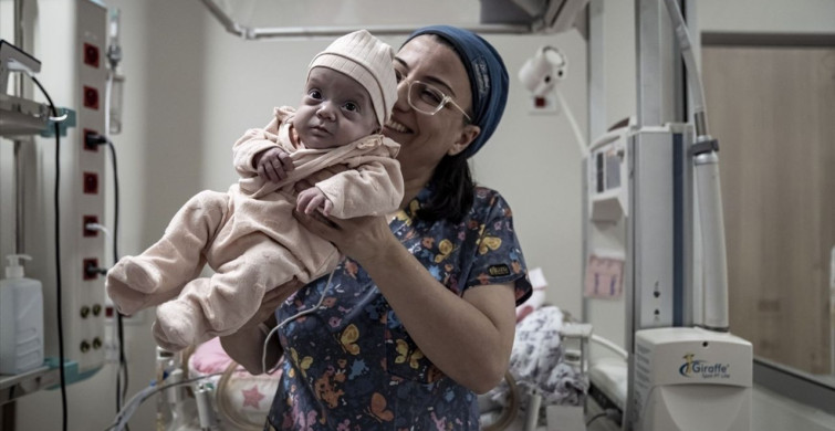 Erzurum'da 690 ve 780 Gram Doğan Kız Bebekler Sağlıklı Bir Şekilde Anne Kucağına Kavuştu