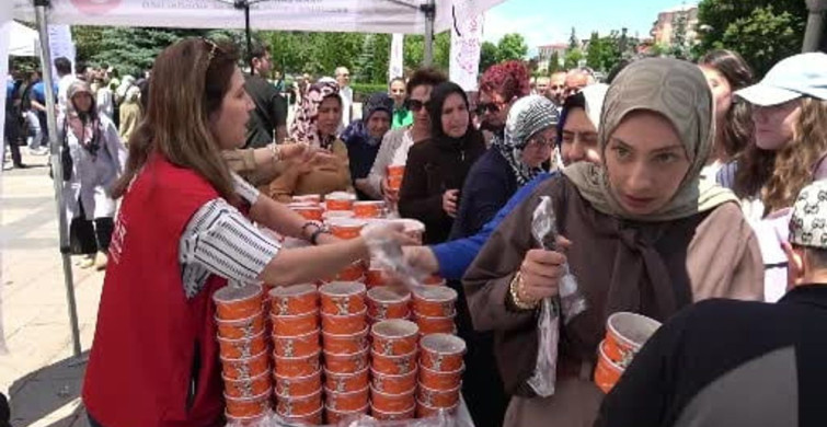 Erzurum'da aşure dağıtımında vatandaşlar uzun kuyruklar oluşturdu