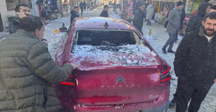 Erzurum'da Çatıdan Düşen Kar Kütlesi Araçta Hasar Yüzünden Sürücü ŞanslıYDı