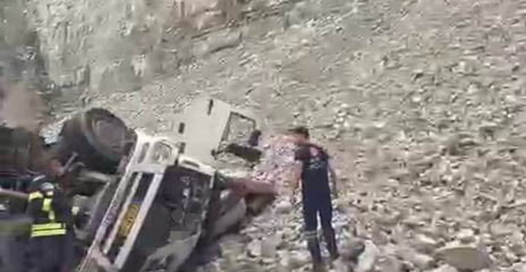 Erzurum'da freni patlayan tırdan atlayan sürücü hayatını kaybetti, 2 kişi yaralandı