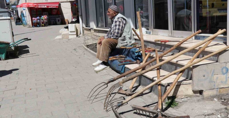 Erzurum'da hayırsever iş insanı Mehmet Coşkun'un tarım aletlerini satın aldı
