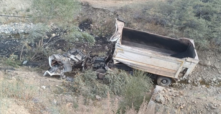 Erzurum'da Kamyon Devrildi, Sürücü Ağır Yaralı