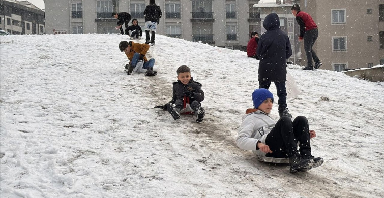 Erzurum'da Kar Yağışı Çocukları Eğlendiriyor