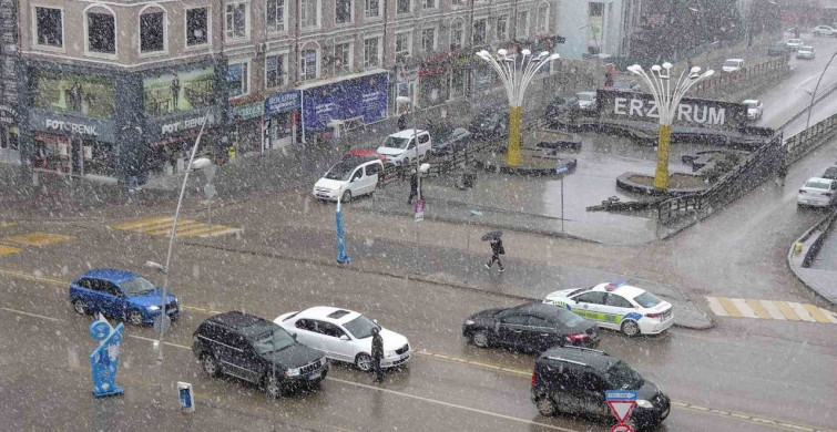 Erzurum'da Kar Yağışı Devam Ediyor