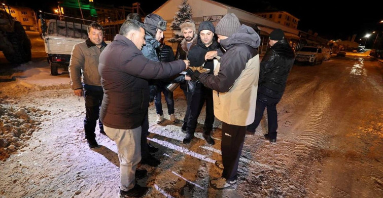 Erzurum'da Karla Mücadele Ekiplerine İkram