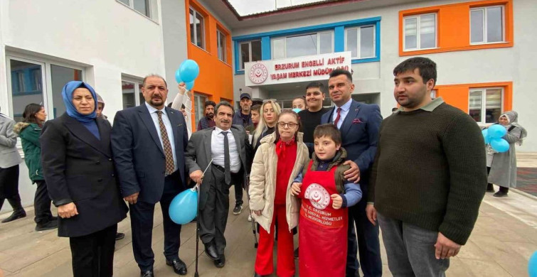 Erzurum'da Otizm Farkındalığı İçin Mavi Balonlar Bırakıldı