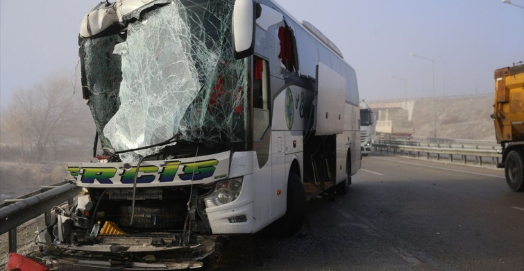 Erzurum'da Otobüs ile Tır Çarpıştı: 11 Yaralı