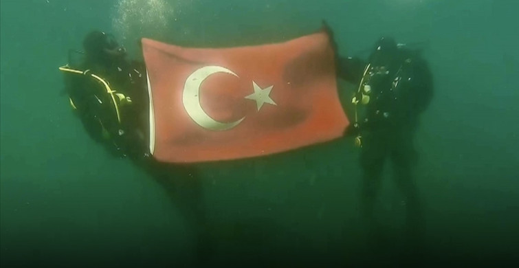 Erzurum’da SAK Timi Donmuş Gölde Türk Bayrağı Açtı