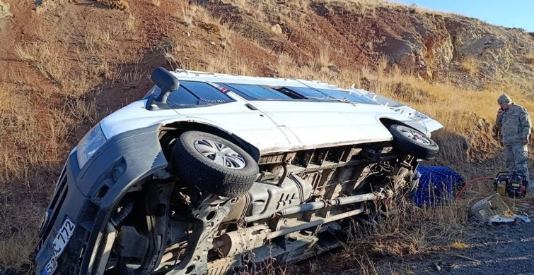 Erzurum'da Servis Minibüsü Devrildi: 7 Yaralı