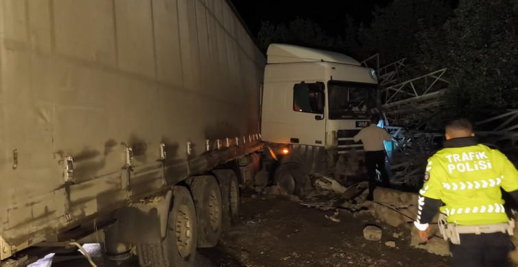 Erzurum'da tır kontrolden çıkarak elektrik direk deposuna girdi
