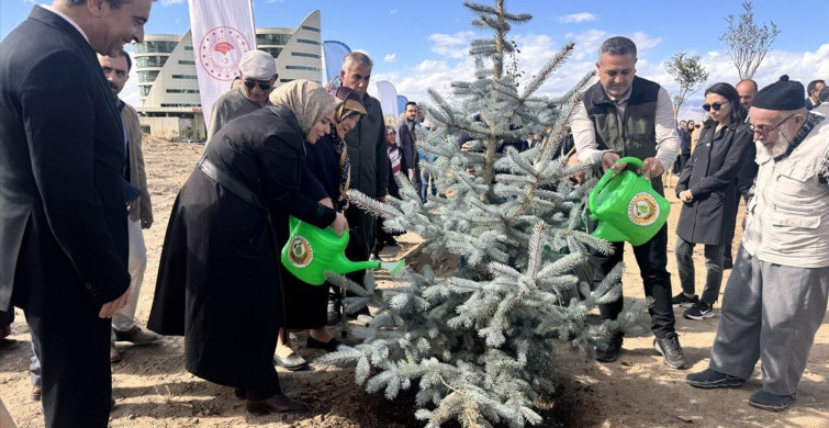 Erzurum'da Yaşlılar ve Sağlık Çalışanları Fidan Dikti