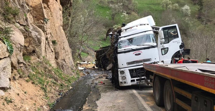 Erzurum'da Zift Dolu Tanker Devrilince Ulaşım Kapandı