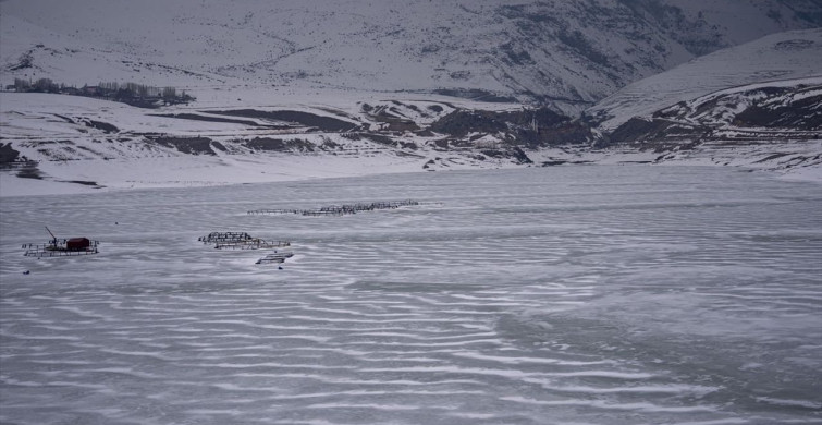 Erzurum'daki Demirdöven Barajı Buzla Kaplandı