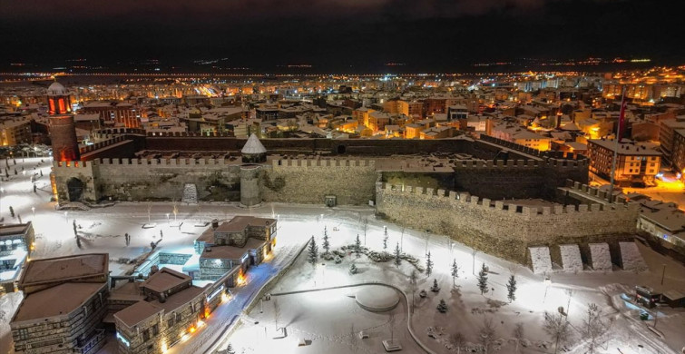 Erzurum'un Tarihi Yapıları Karla Kaplandı