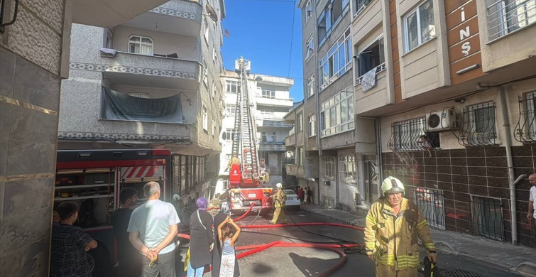 Esenler'de 5 Katlı Binanın Çatısında Yangın