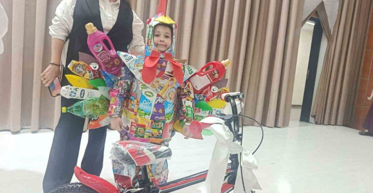 Esenler'de Geri Dönüşüm Defilesi: Minikler Podyumda