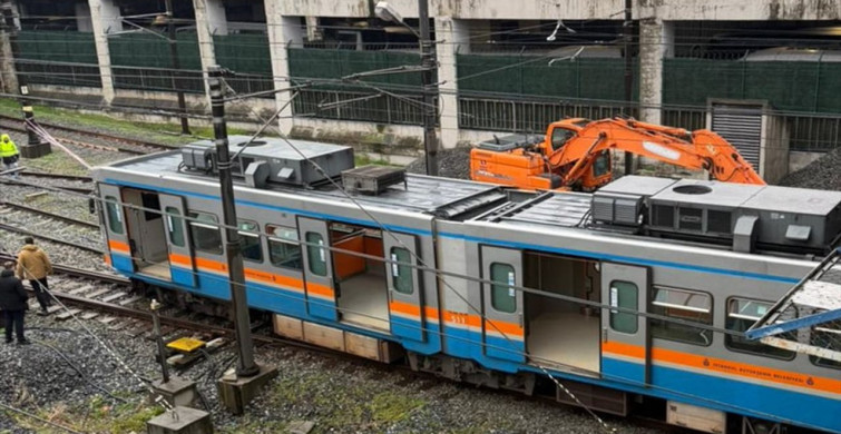 Esenler'de Metro Raydan Çıktı: Yolcular Tahliye Edildi