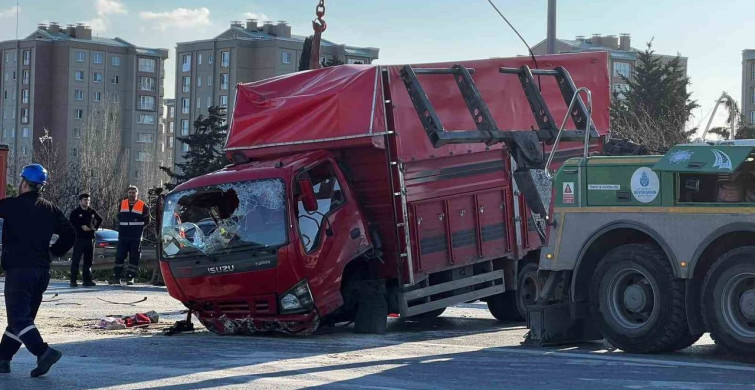 Esenler'de Otomobil Kamyonete Çarptı: 6 Yaralı