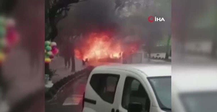 Esenler'de Park Halindeki Araç Yanarak Küle Döndü