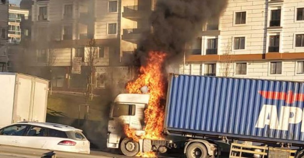 Esenyurt TEM Bağlantı Yolunda TIR Alev Alev Yandı