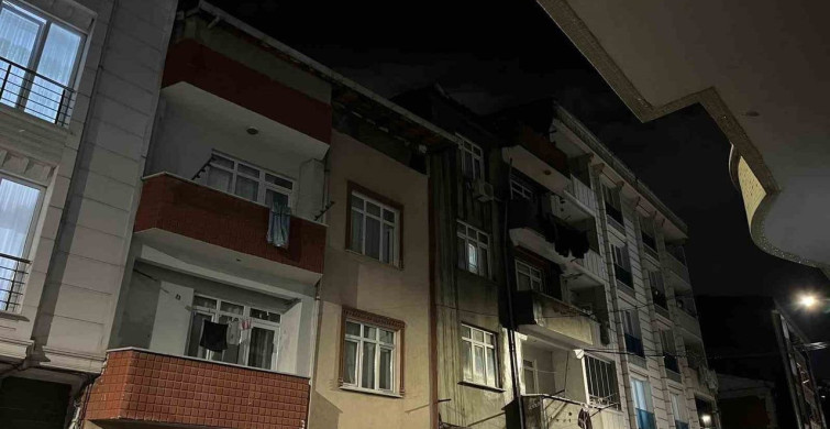 Esenyurt'ta 3 katlı binanın çatısında yangın çıktı