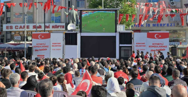 Esenyurt'ta Dünya Kupası coşkusu: Vatandaşlar Cumhuriyet Meydanı'na akın etti
